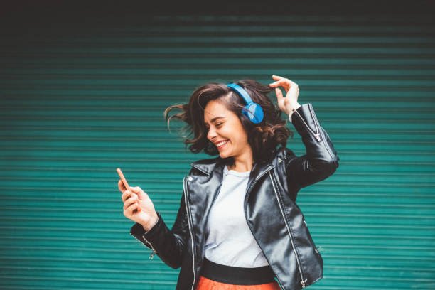 dancing-girl-with-headphone