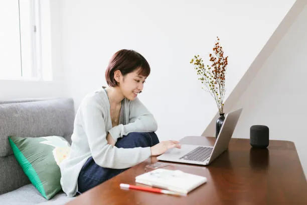 girl-using-a-laptop
